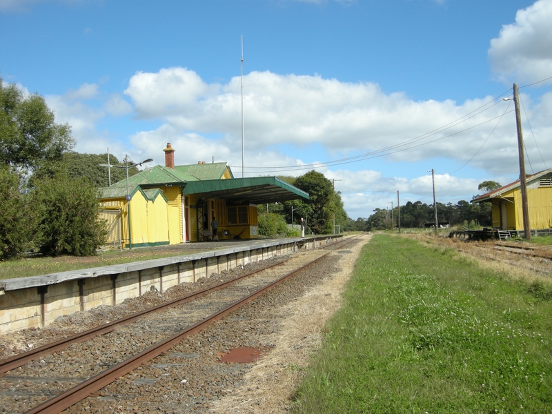 137519: Nyora looking towards Melbourne Reg Topp waiting for train