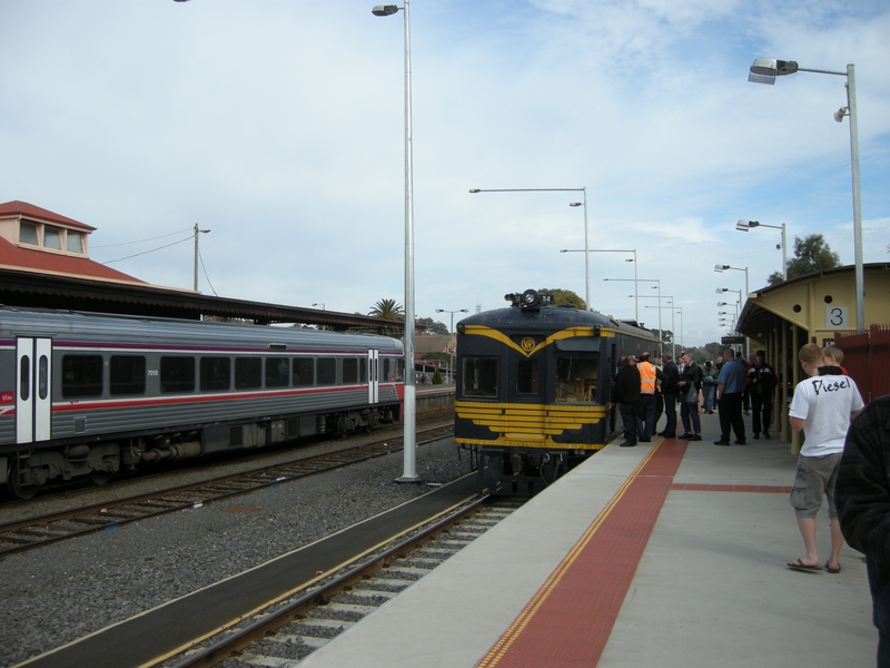 137563: Seymour DERMPAV Special 58 RM at Platform 3 and Sprinters (7013), 7010 at Platform 2