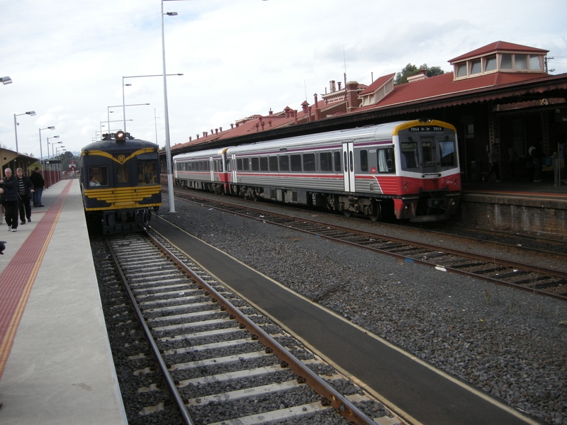137569: Seymour DERM PAV Special 58 RM at Platform No 3 and Sprinters 7013 7010 at Platform No 2