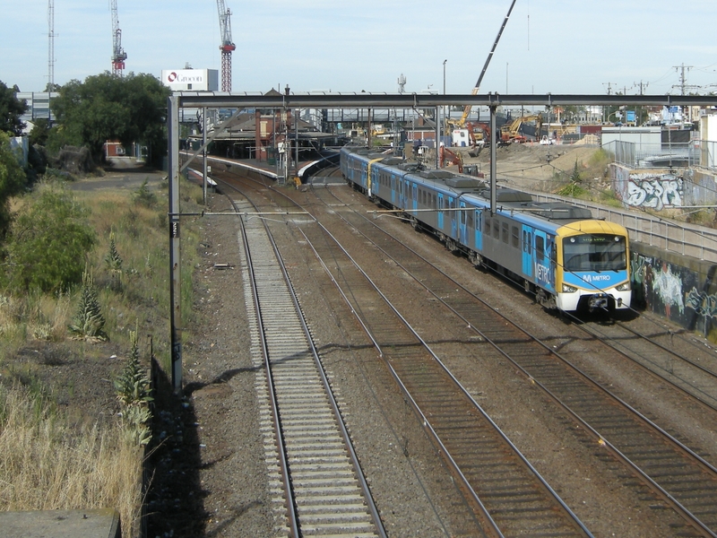 137647: Footscray looking West from Hopkins Street Suburban Train from Watergardens 6-car Siemens