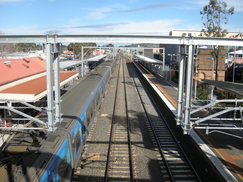 137678: Sunbury Suburban train to Melbourne 6-car Comeng Looking towards Melbourne