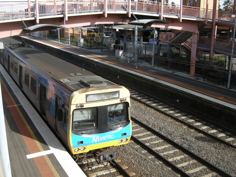 137679: Sunbury Suburban Train to Melbourne 6-car Comeng 507 M trailing