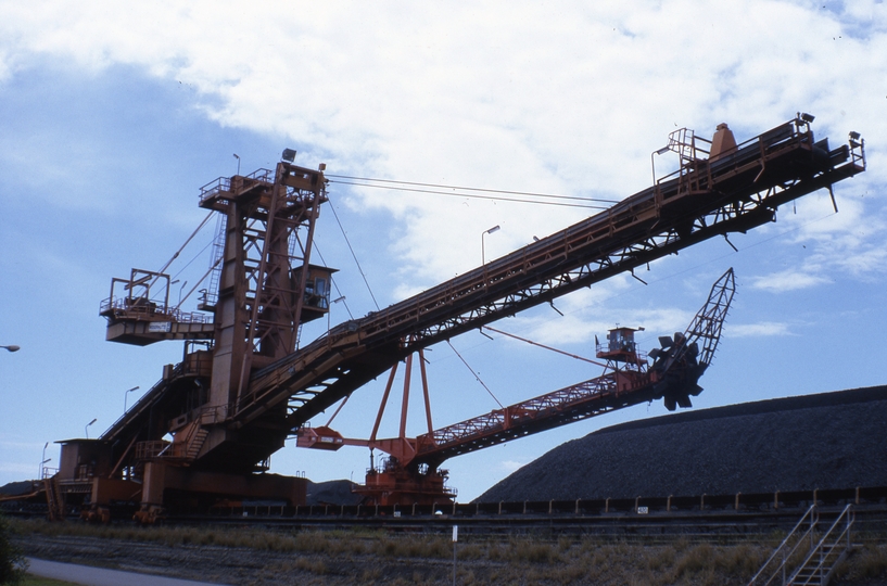 400525: Port Waratah NSW Coal stacker - reclaimer