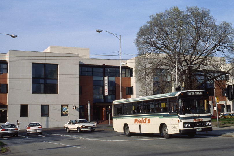 400611: Victoria Parade at Smith Street Collingwood Victoria Reid's Bus 23 on route 546 outbound prior to route truncation on 7-10-1991