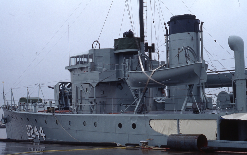 400627: Melbourne Victoria No 15 North Wharf HMAS 'Castlemaine' Preserved