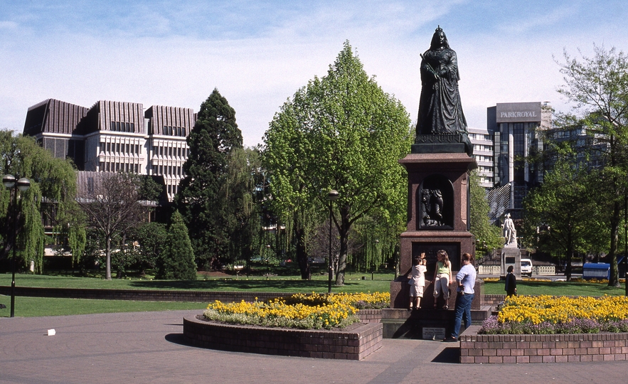 400876: Christchurch South Island NZ Victoria Square and statue of Queen Victoria
