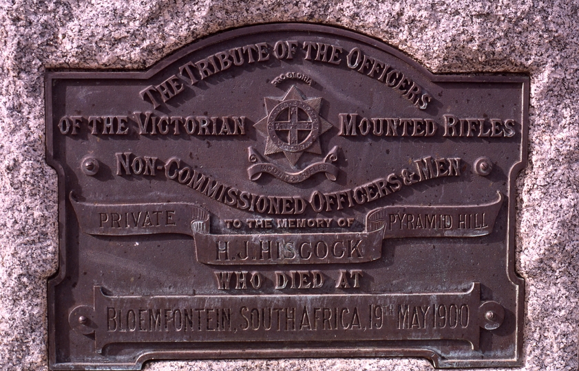 400947: Pyramid Victoria Boer War memorial plaque
