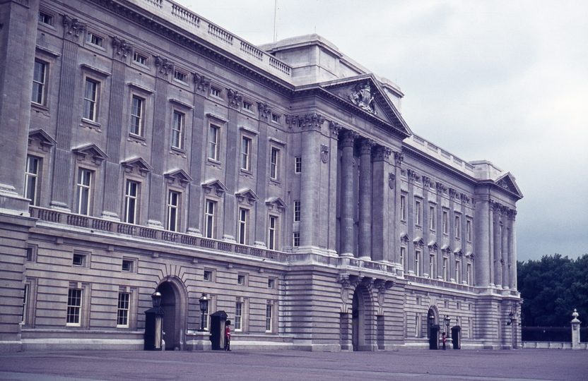 401319: London England Buckingham Palace