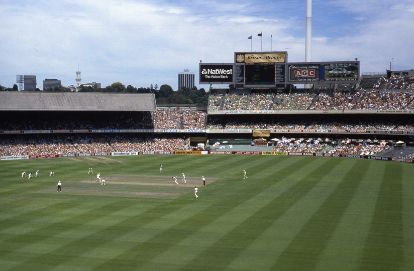 401822: Melbourne Cricket Ground Victoria Boxing Day (3rd), Test Australia vs New Zealand Wright bowling to McDermott