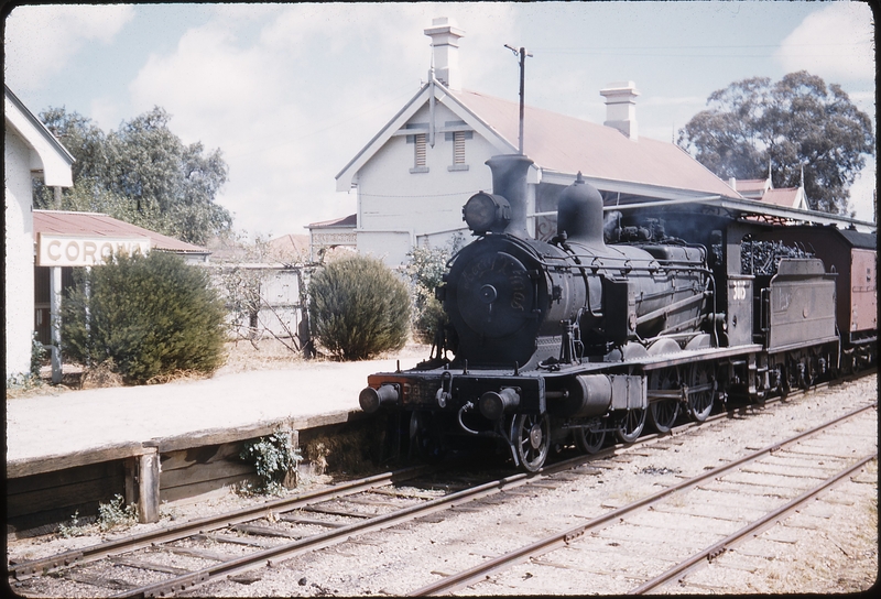 100041: Corowa Up Mixed 3015T At Platform