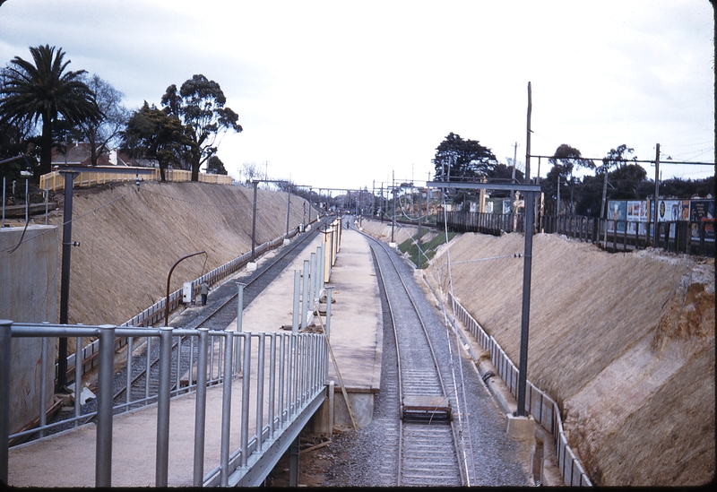 100056: Elsternwick New station looking down