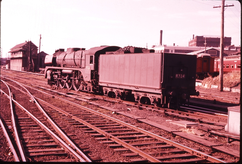 100250: Spencer Street Light Engine for 5:30pm Echuca Passenger R 724