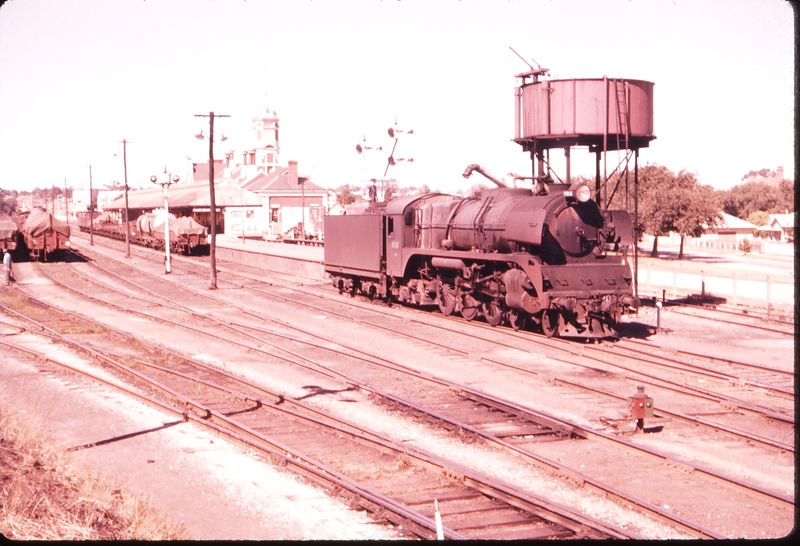 100257: Maryborough Cut off 7:10am Mixed ex Ballarat R 703 Taking Water