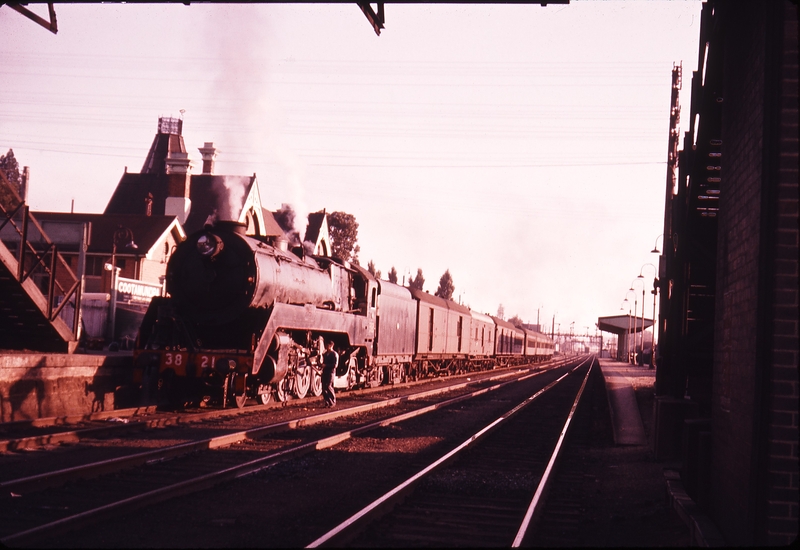 100317: Cootamundra Down Temora Mail 3821 At Platform