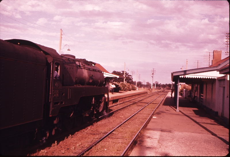 100323: Bethungra Down South West Mail 3818 Receding view from up platform