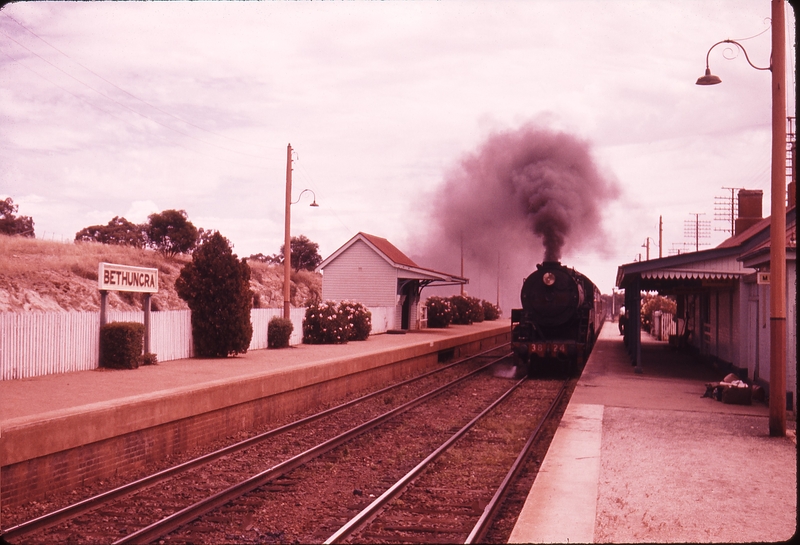 100329: Bethungra Up Riverina Express 2nd Division 3824 Head on approaching Station