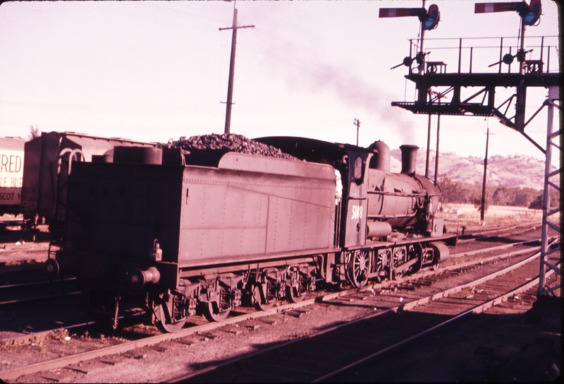 100340: Albury NSW Shunter 5118 in second road from platform at South end