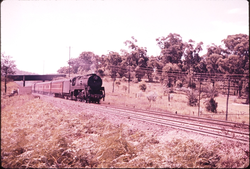 100405: Fassifern Up Newcastle Express 3811