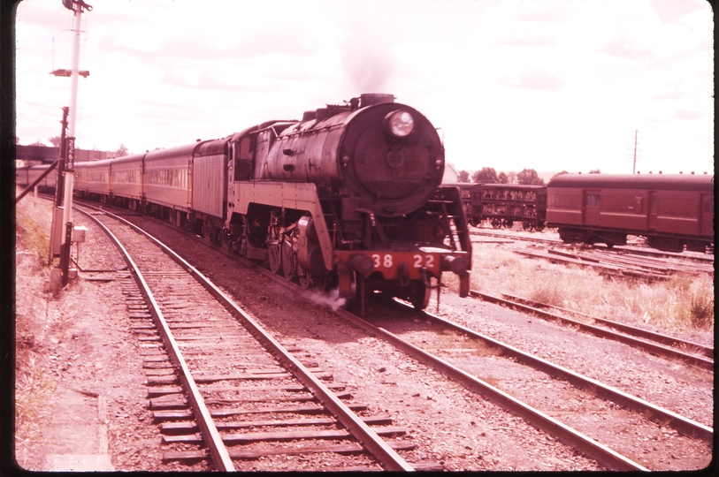 100453: Galong Up Riverina Express 3822