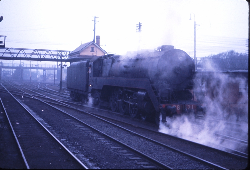 100550: Albury 3821 Just detached from the Melbourne Express