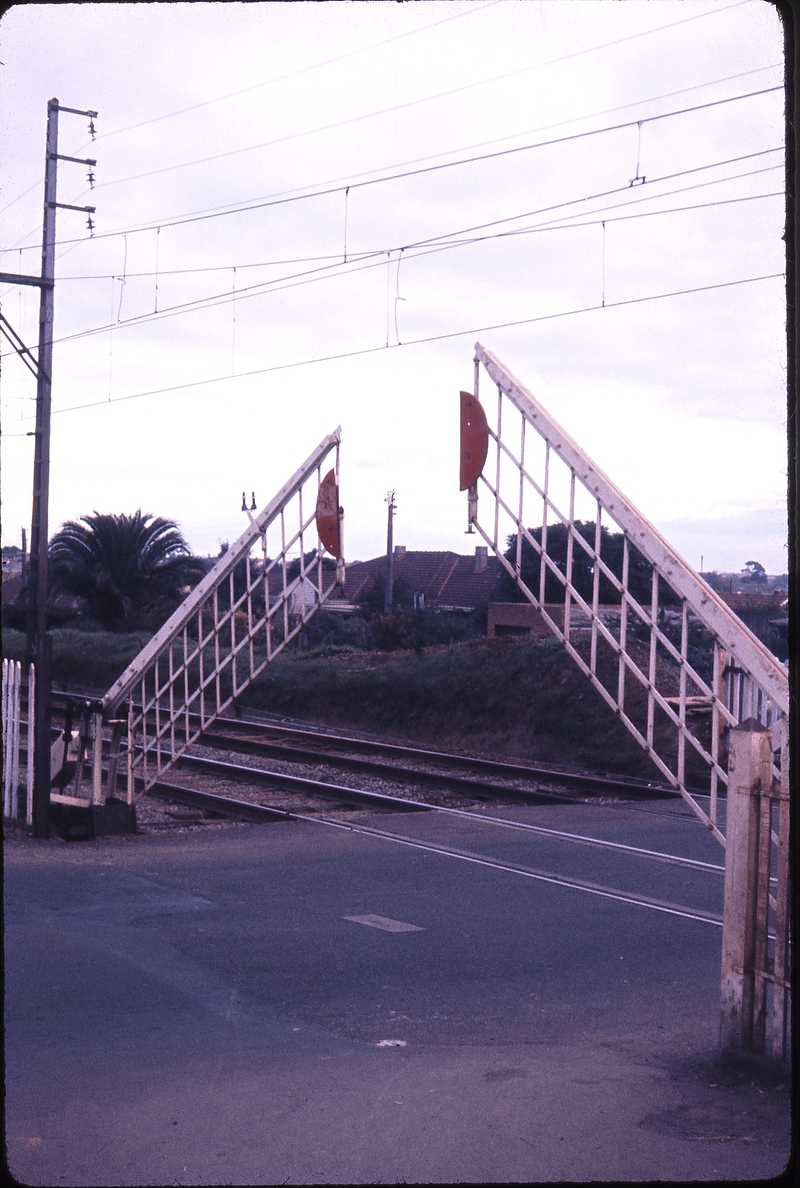 100565: McKinnon Manual Boom Barriers