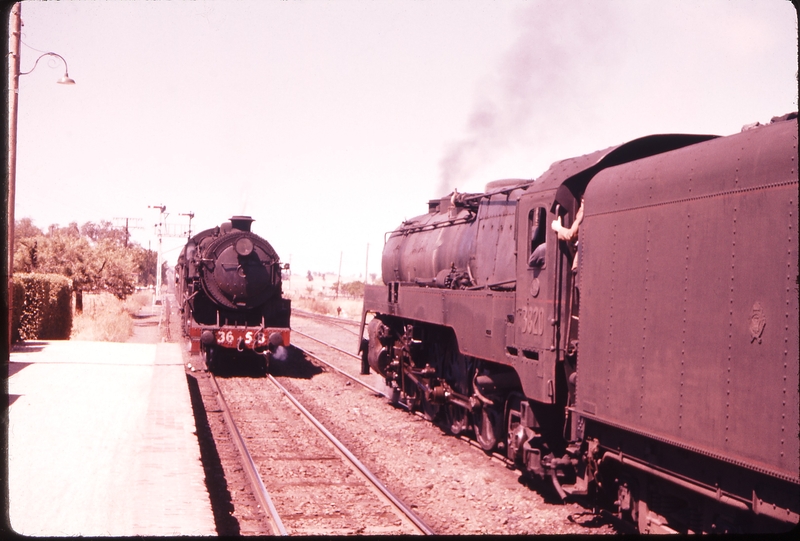 100750: Yerong Creek 3820 DOwn Through Mail and 3658 Up Riverina Express