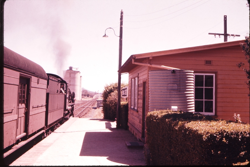 100751: Yerong Creek Up Riverina Express 3658