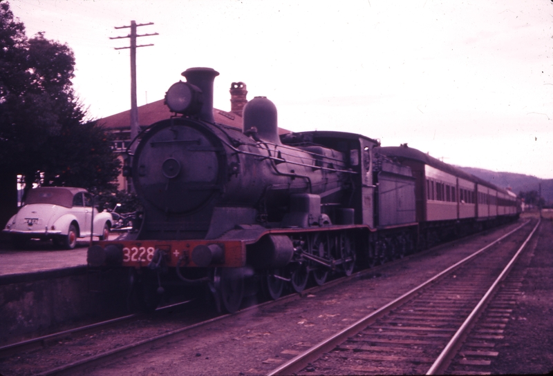 100919: Wallangarra Up Brisbane Express 3228