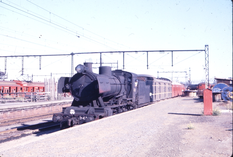 101252: Spencer Street 8:24am arrival from Bacchus Marsh J 529