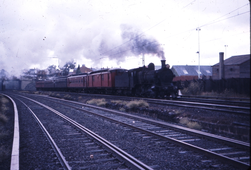 101324: Middle Footscray 4:23pm Bacchus Marsh Passenger D3 676