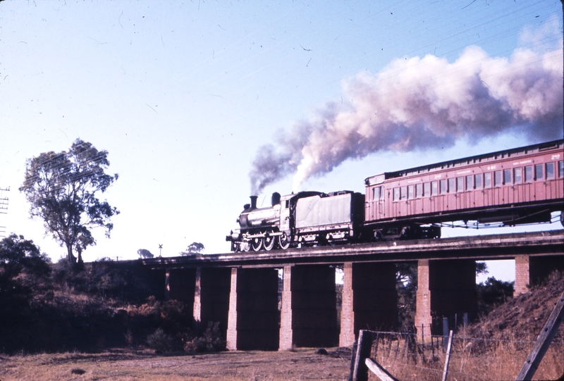 101334: Melton Toolern Creek Bridge 7:14am Up Passenger from Bacchus Marsh D3 639