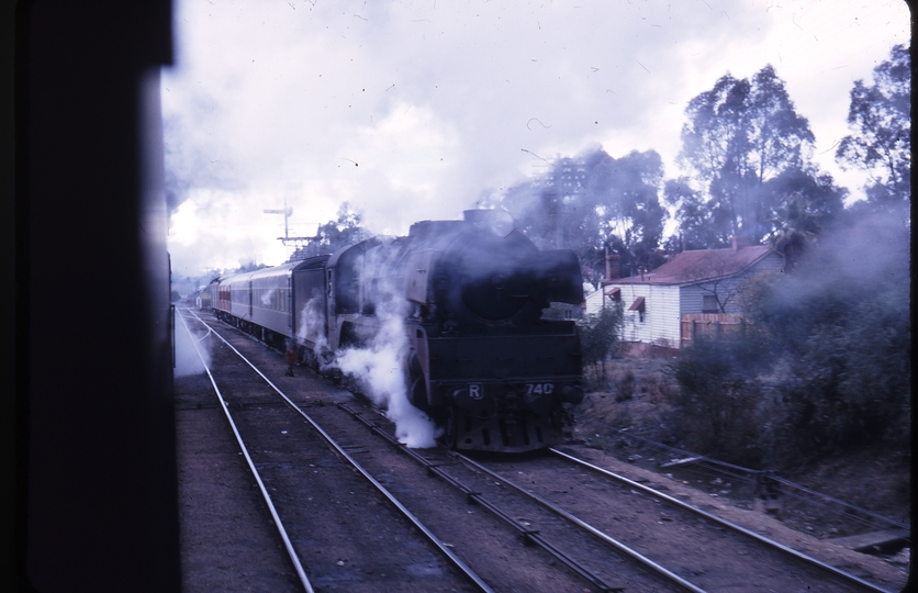 101639: Bendigo Up Passenger from Swan Hill R 740