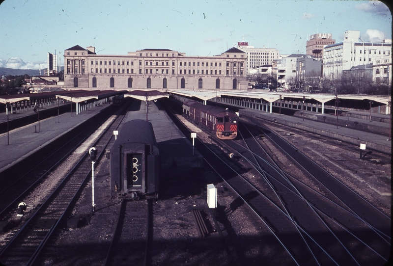 101896: Adelaide Cafeteria Car and Down Suburban 337 leading