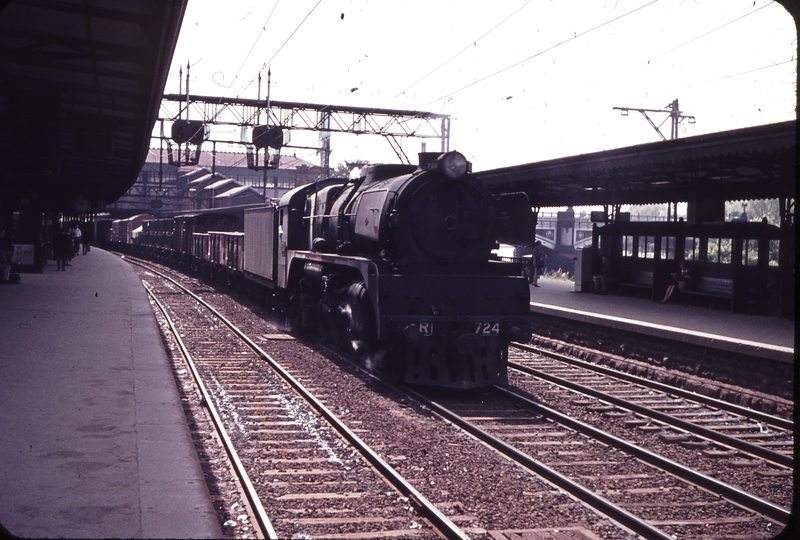 101946: Flinders Street Up Goods R 724