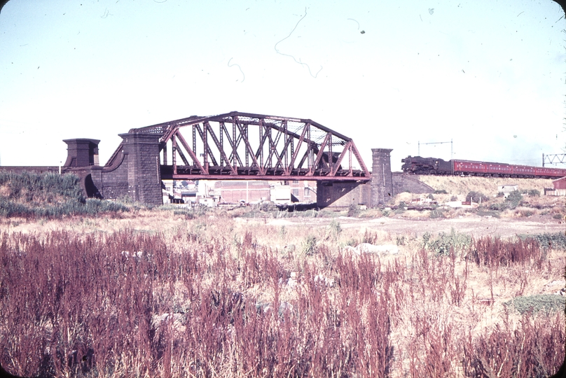 102085: Maribyrnong River Bridge 6:05pm Geelong Passenger R 706