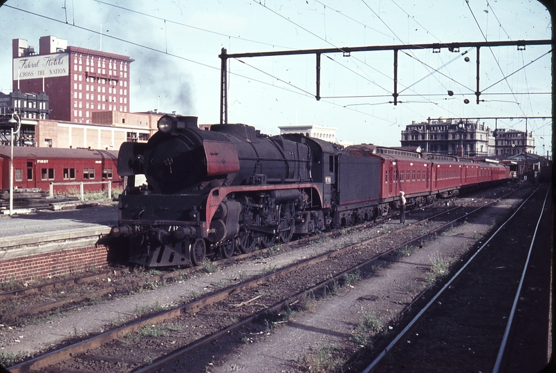 102426: Spencer Street 6:05pm Geelong Passenger R 718