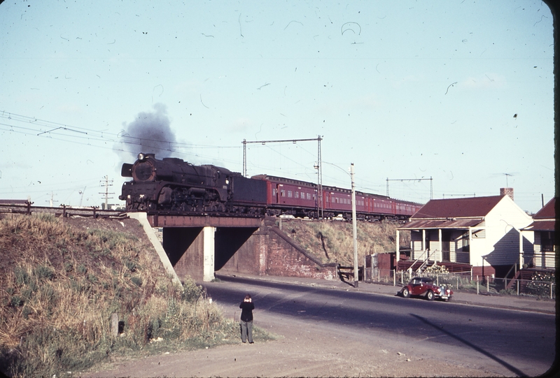 102431: South Kensington down side 6:05pm Geelong Passenger R 705