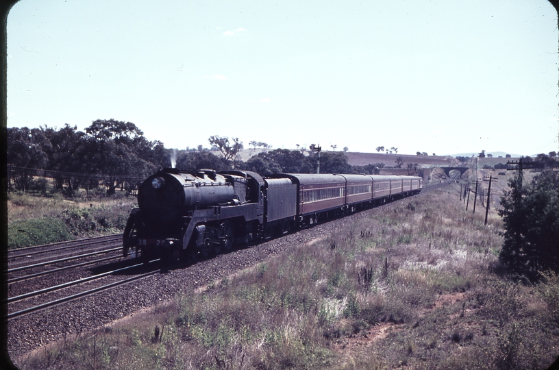 102682: Yass Junction Up Riverina Express 3828