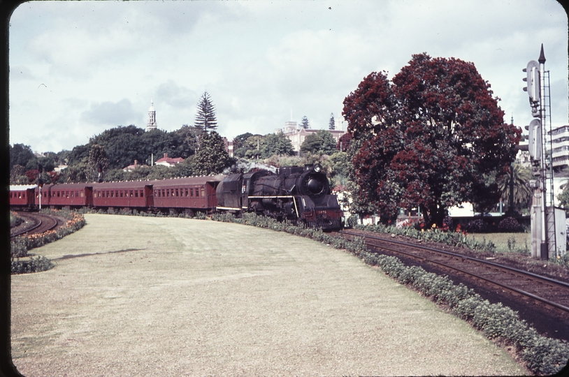 103326: Auckland 8:10am Arrival from Papakura Ja 1275