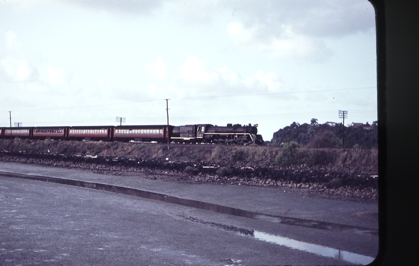 103369: Orakei up side 6:00pm Express to Wellington Ja 1285