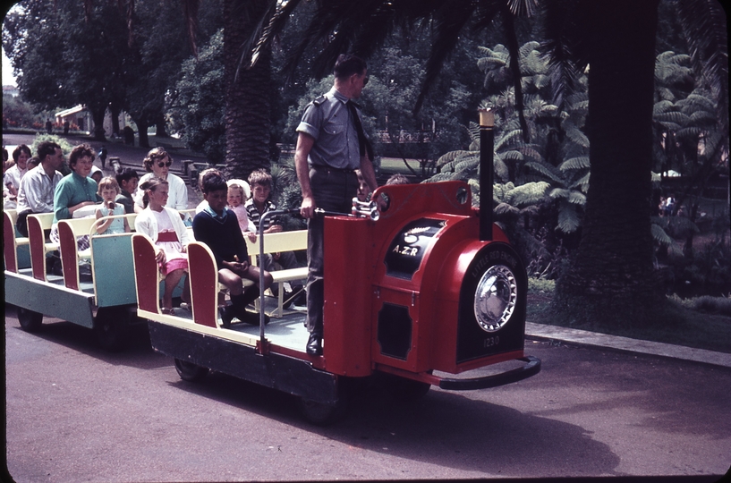 103377: Auckland Zoo Trackless train