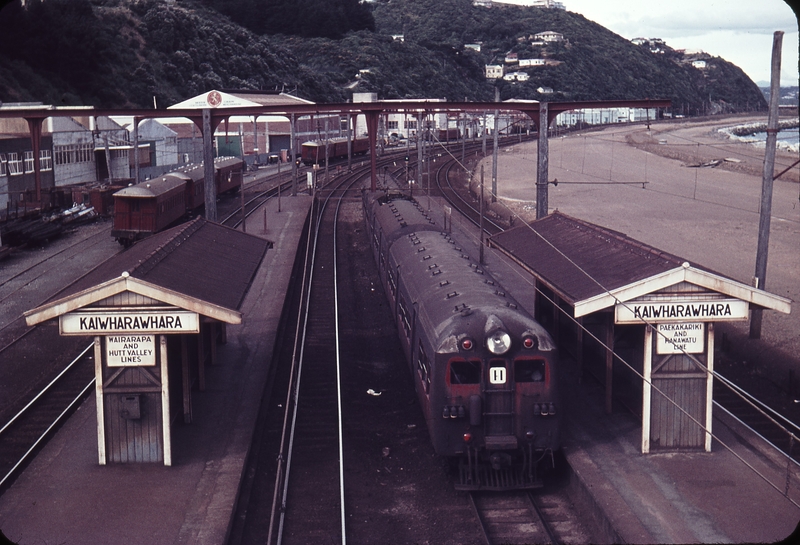 103498: Kaiwharawhara Up Suburban Train