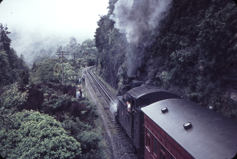 103647: Rewanui Incline No 4 Tunnel up side Up Passenger Ww 679