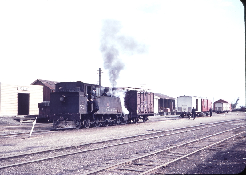 103869: Invercargill Shunter Wf 433 Kew Station in background