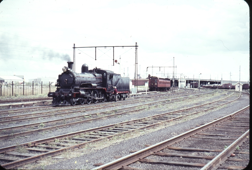 104082: Port Melbourne Down Light Engine D3 639 and Up Suburban Swing Door