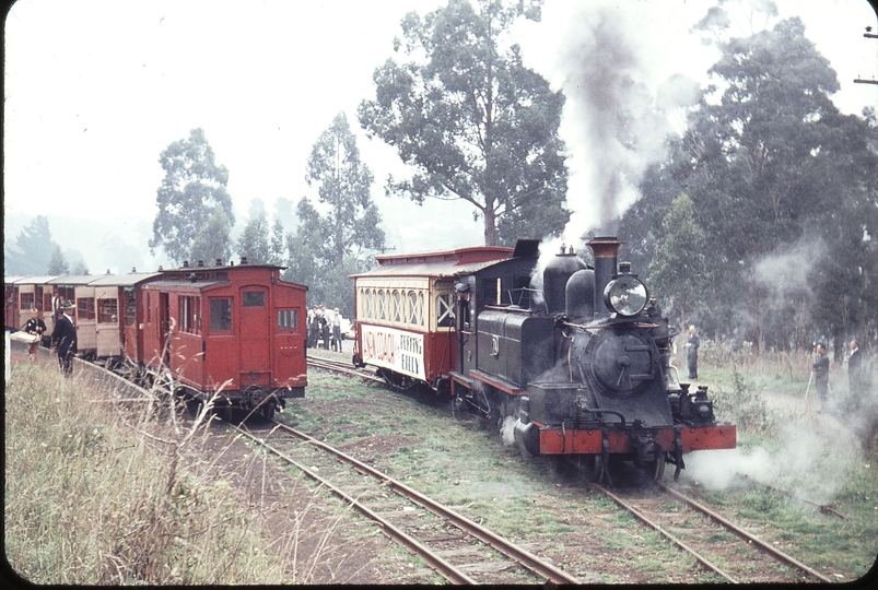 104507: Menzies Creek 7A shunting NBL 1 on to rear of Up Passenger