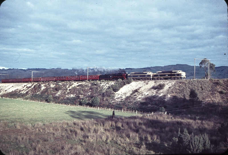 104636: Yarragon up side Mile 66.75 Up ARE Special L 1166 L 1158 R 761