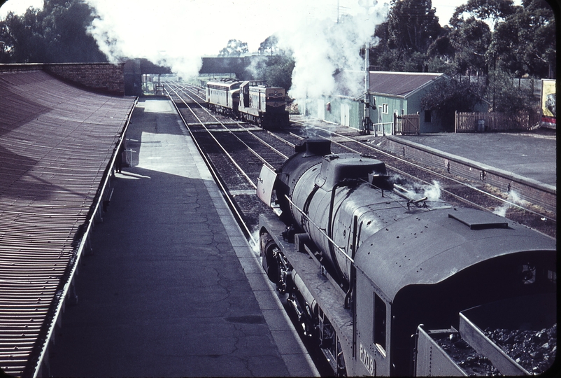 104806: Bendigo Down Swan Hill Passenger R 709 also Light Engines B 74 T 362