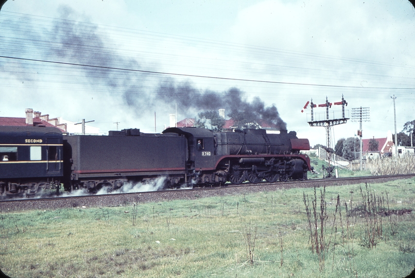 104814: Bendigo Up Swan Hill Passenger R 740