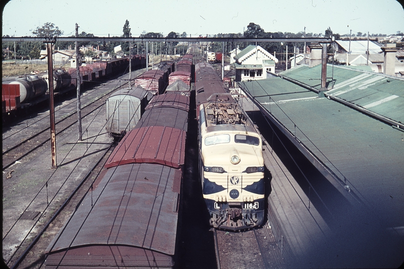 105379: Traralgon Shunting Cars into platform L 1162